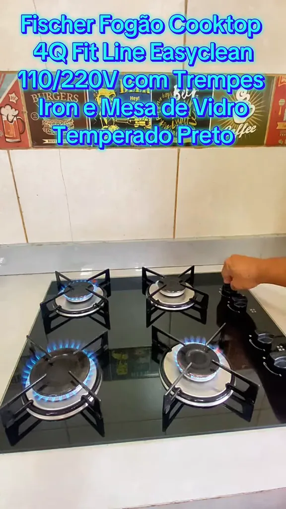 Cooktop de quatro bocas funcionando com todos os queimadores acesos simultaneamente