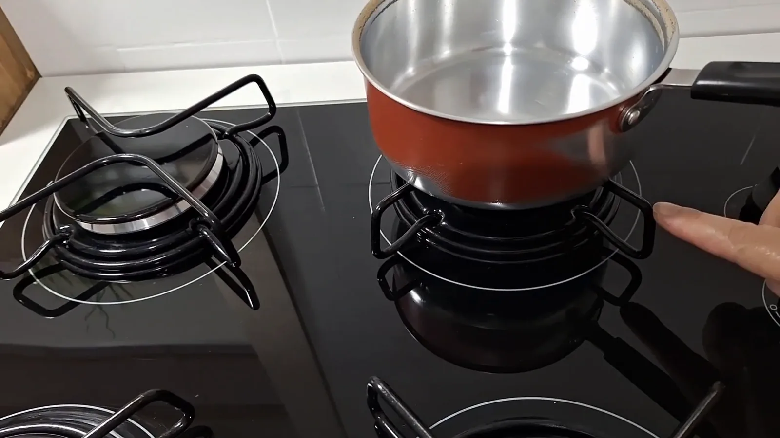 Panela posicionada sobre a trempe do cooktop Mondial CTG-01