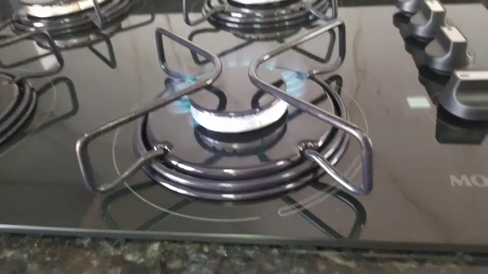 Queimador do cooktop Mondial funcionando com chama azul forte