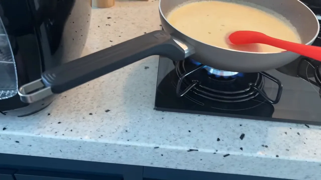 Cozimento de receita em frigideira com chama acesa no queimador
