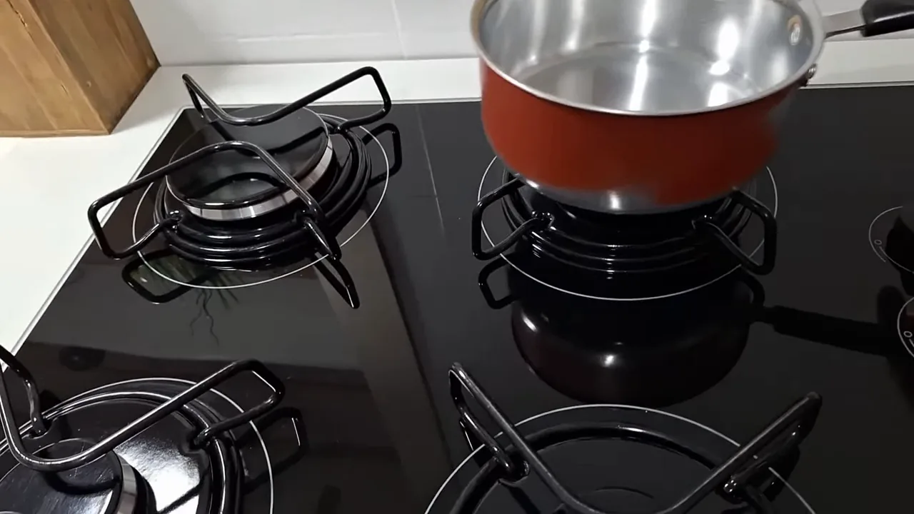 Demonstração de instabilidade de panela leve na trempe do cooktop