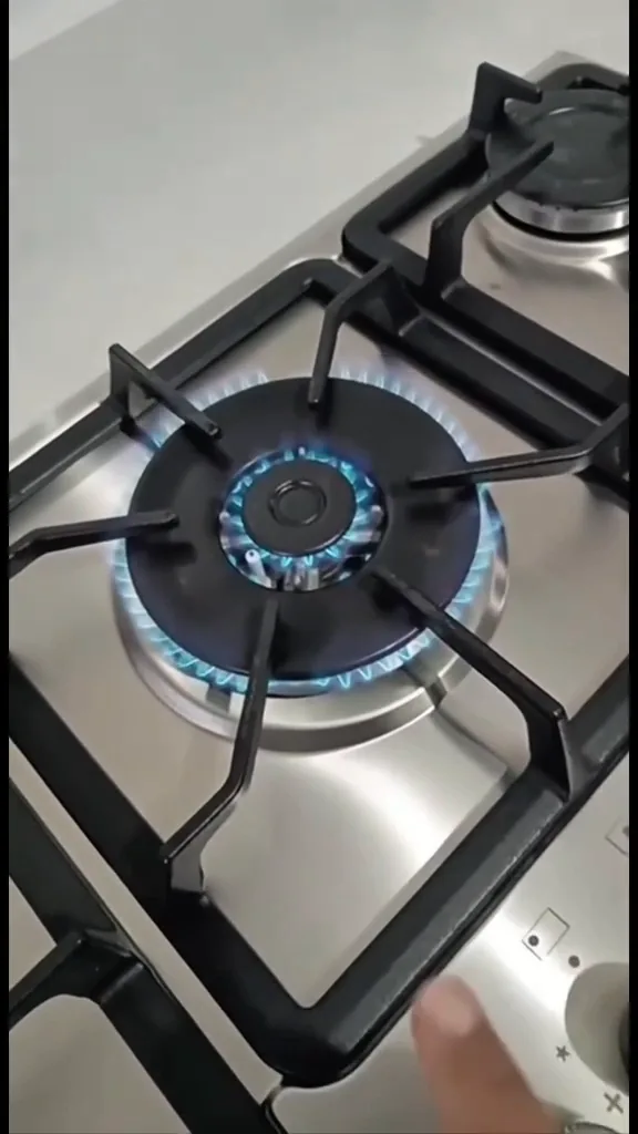 Queimador tripla chama central aceso em alta potência no cooktop Fischer