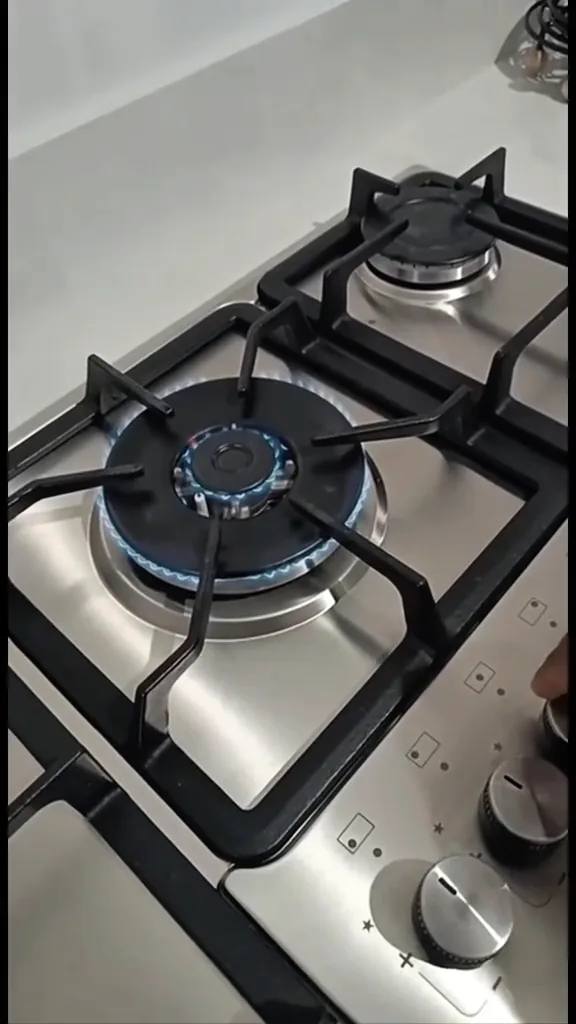 Ajuste da intensidade da chama no botão giratório do cooktop de inox