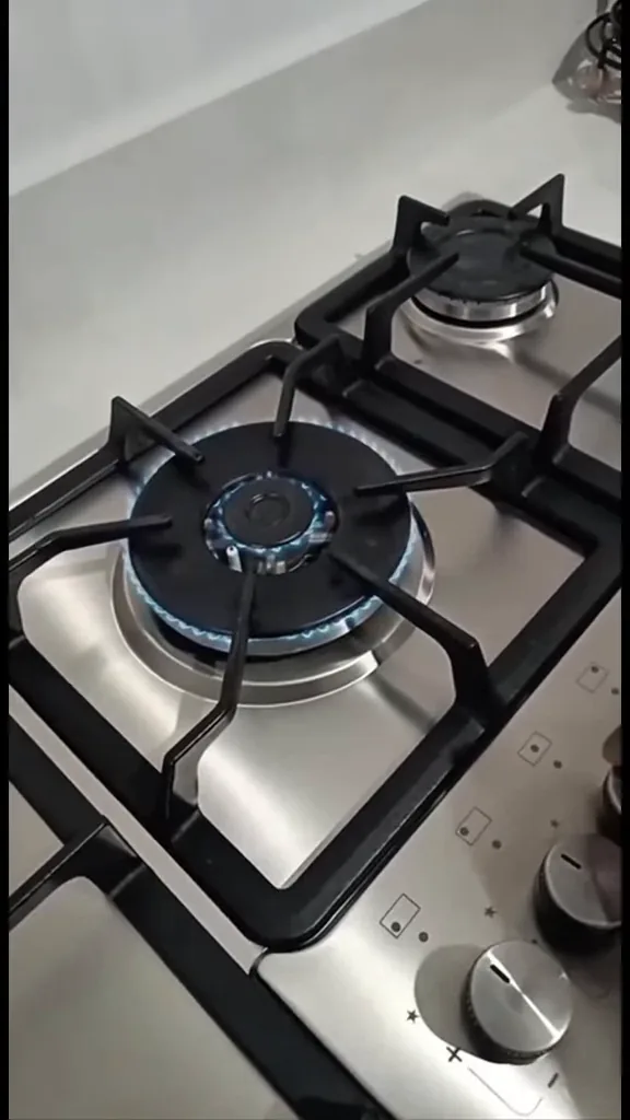 Queimador tripla chama em funcionamento com ajuste de intensidade do fogo