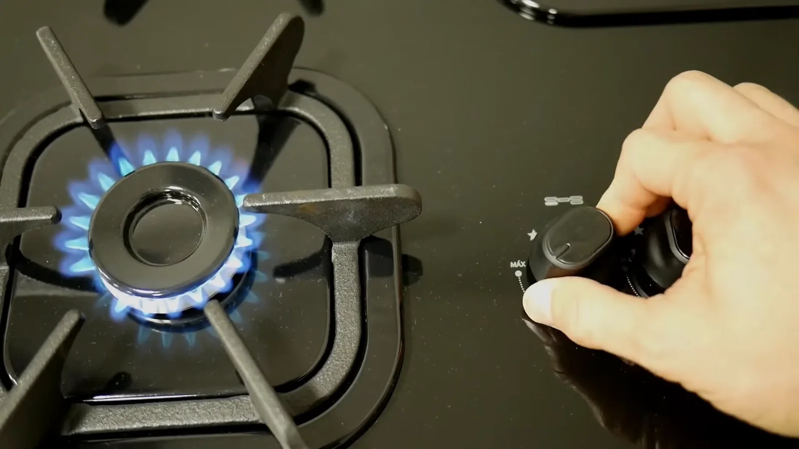 Chama azul do queimador regulada através do manipulador frontal