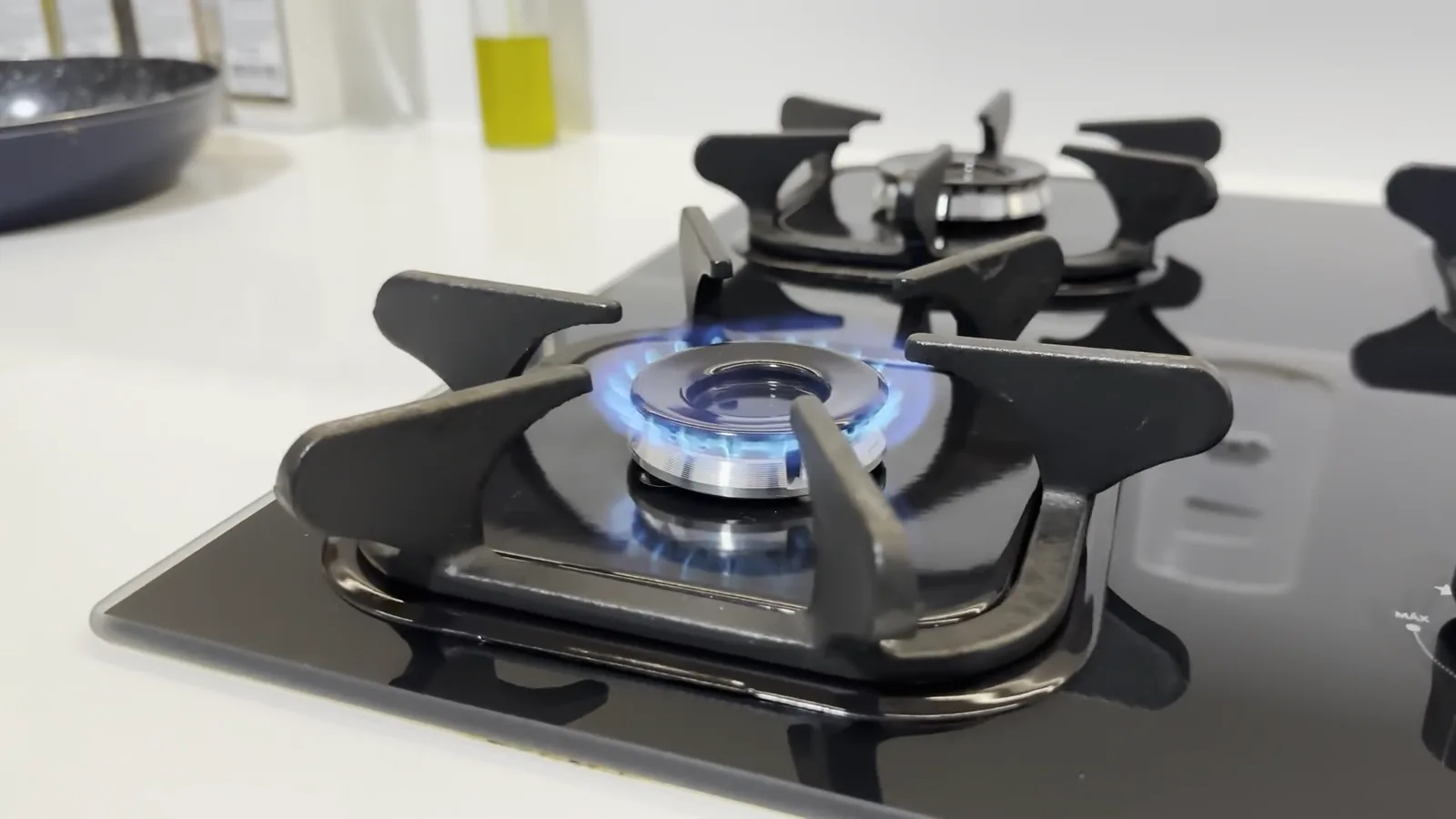 Queimador auxiliar menor aceso para aquecimento brando no cooktop