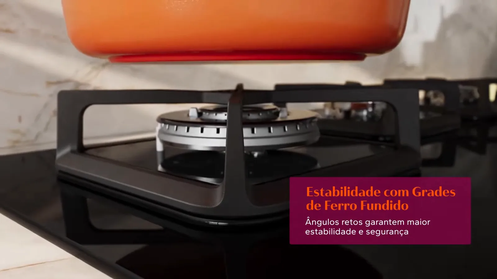 Panela pesada sobre a grade de ferro fundido do cooktop Brastemp