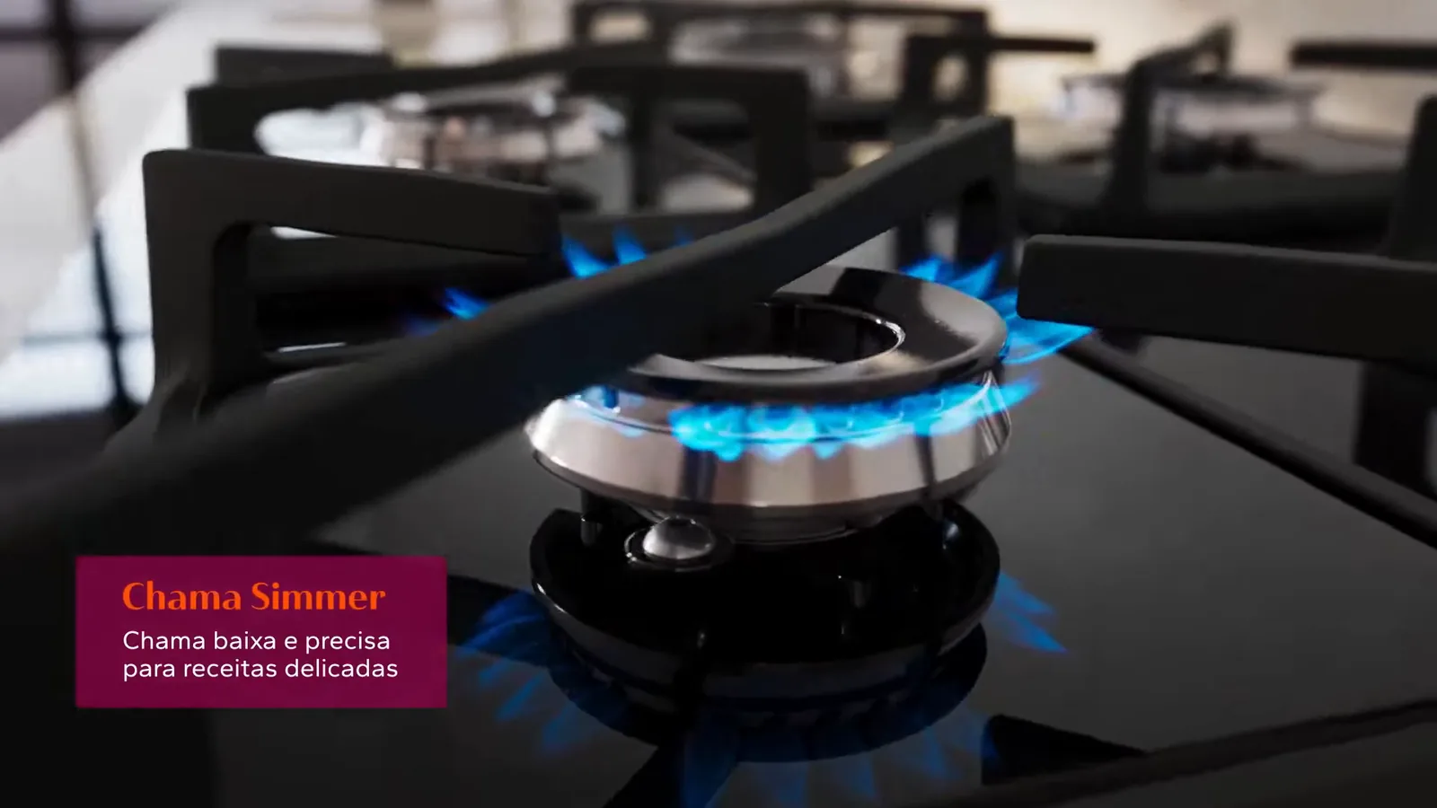 Queimador com chama Simmer acesa no cooktop de vidro Brastemp