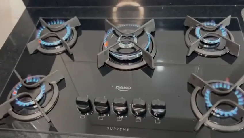 Cooktop Dako Supreme com queimadores acesos e chama potente na bancada
