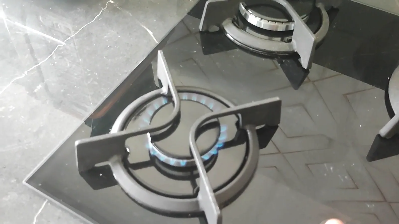 Queimador do cooktop Dako Supreme aceso com chama azul uniforme