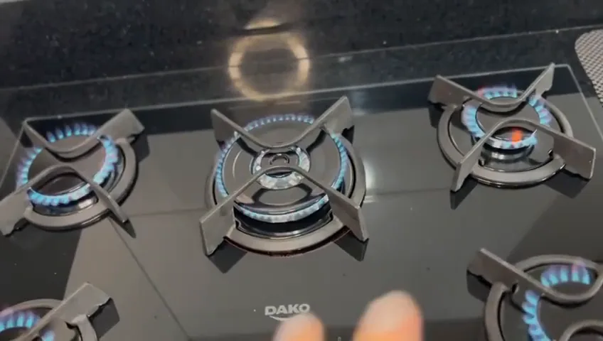Chamas azuis acesas nos cinco queimadores do cooktop Dako Supreme