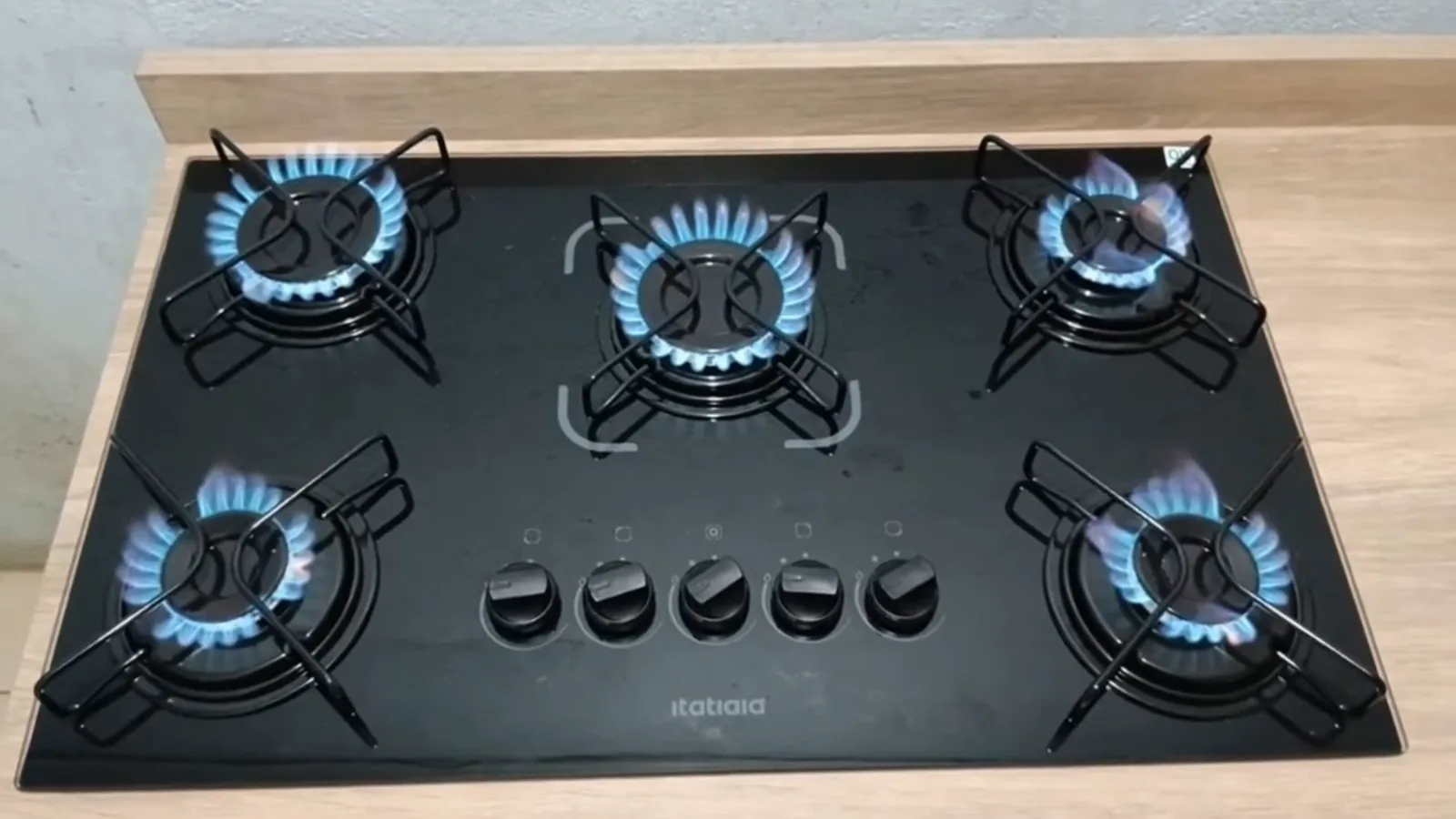 Cooktop Itatiaia com todas as cinco chamas acesas na bancada