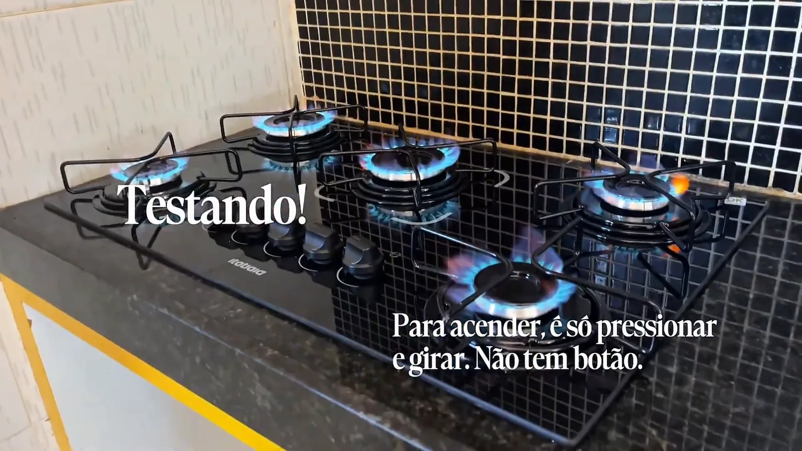 Cooktop de vidro com todas as cinco bocas acesas na bancada