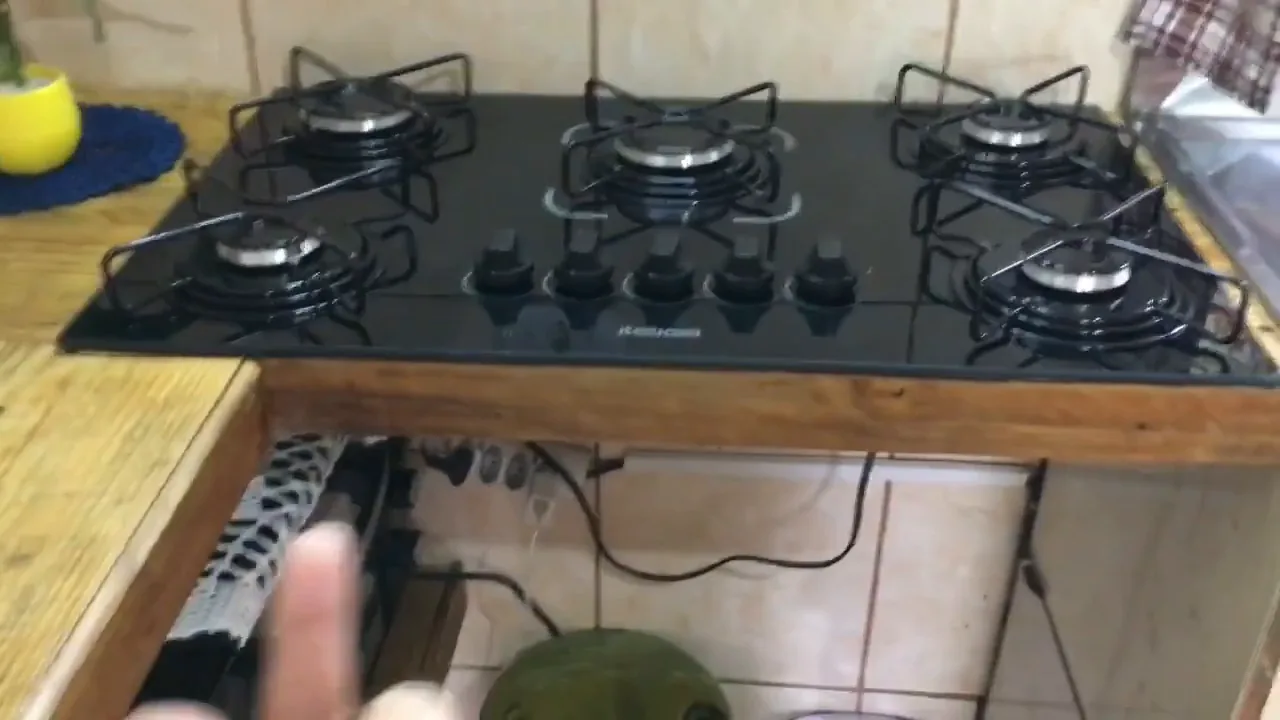 Cooktop Itatiaia cinco bocas instalado sobre bancada da cozinha