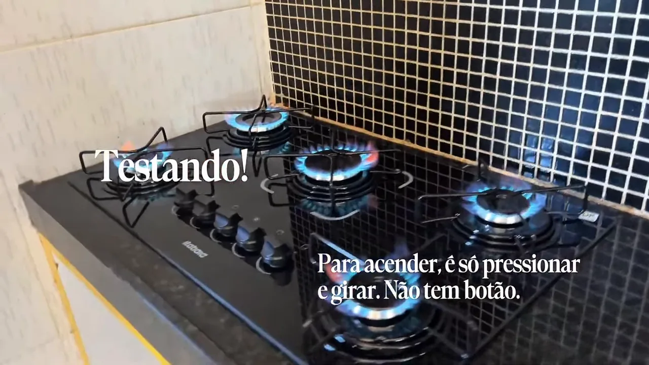 Acendimento e funcionamento simultâneo das cinco chamas do cooktop