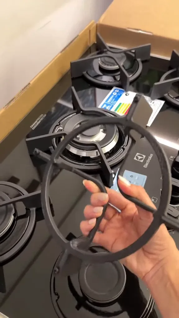 Manuseio da trempe reforçada em ferro fundido do cooktop Electrolux
