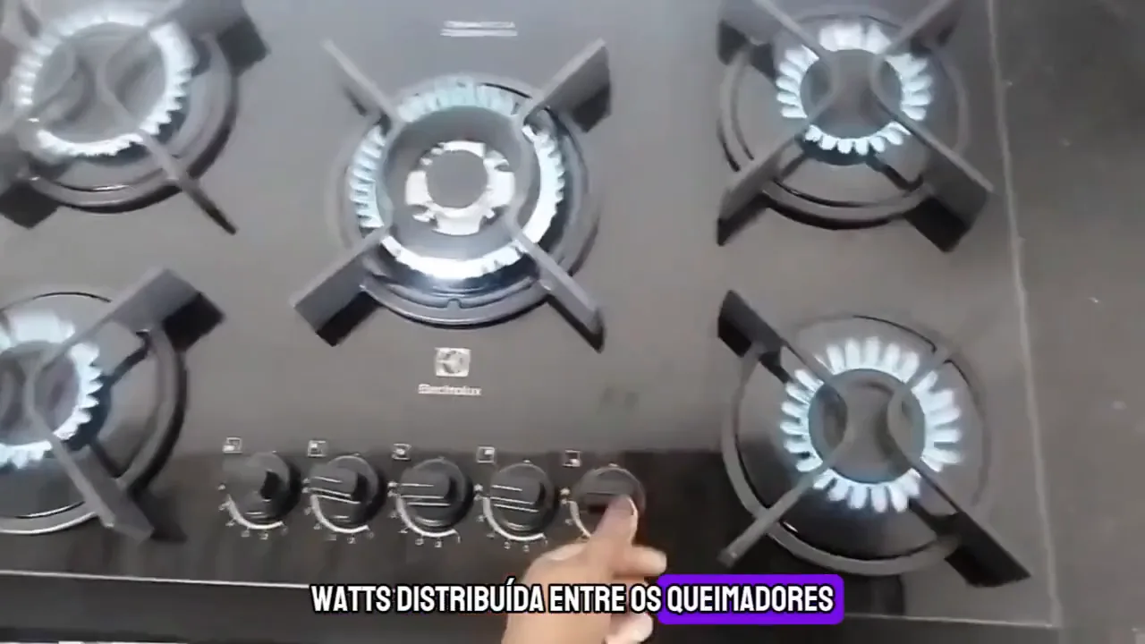Cinco queimadores acesos simultaneamente no cooktop Electrolux Experience KE5GC