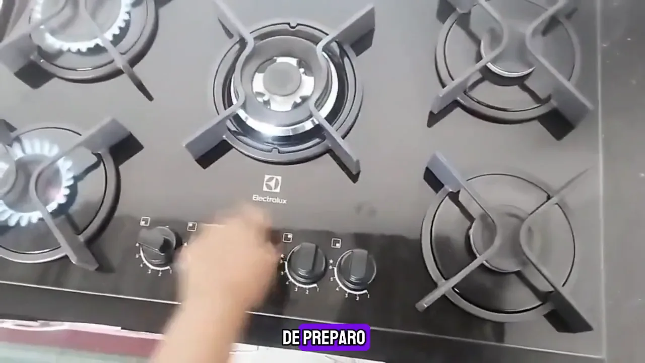 Chamas azuis ativas nas grades de ferro fundido do cooktop