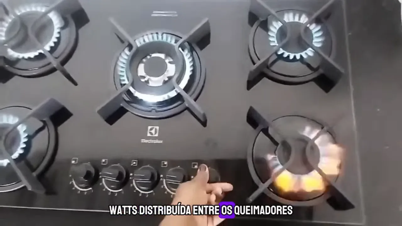 Todos os cinco queimadores funcionando com chamas azuis acesas
