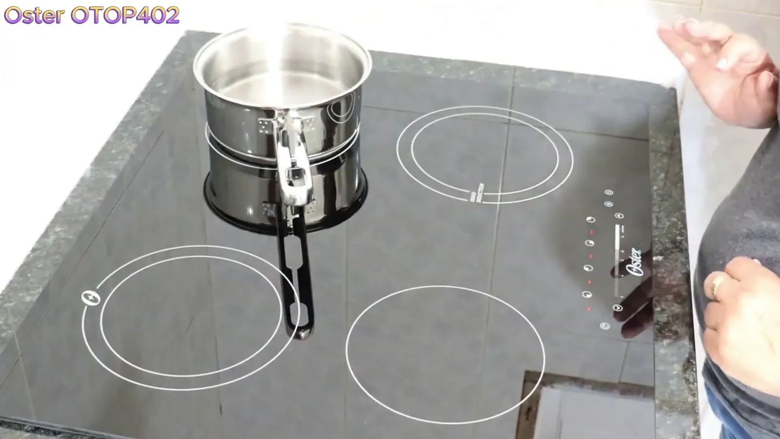 Panela posicionada sobre a zona de indução do cooktop Oster