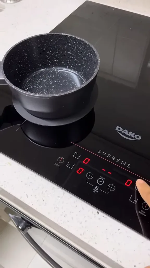 Ligando o cooktop de indução Dako Supreme e selecionando a boca desejada