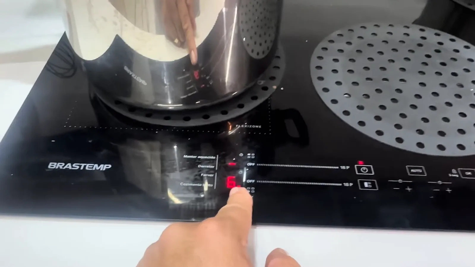 Painel touch do cooktop exibindo nível de potência selecionado