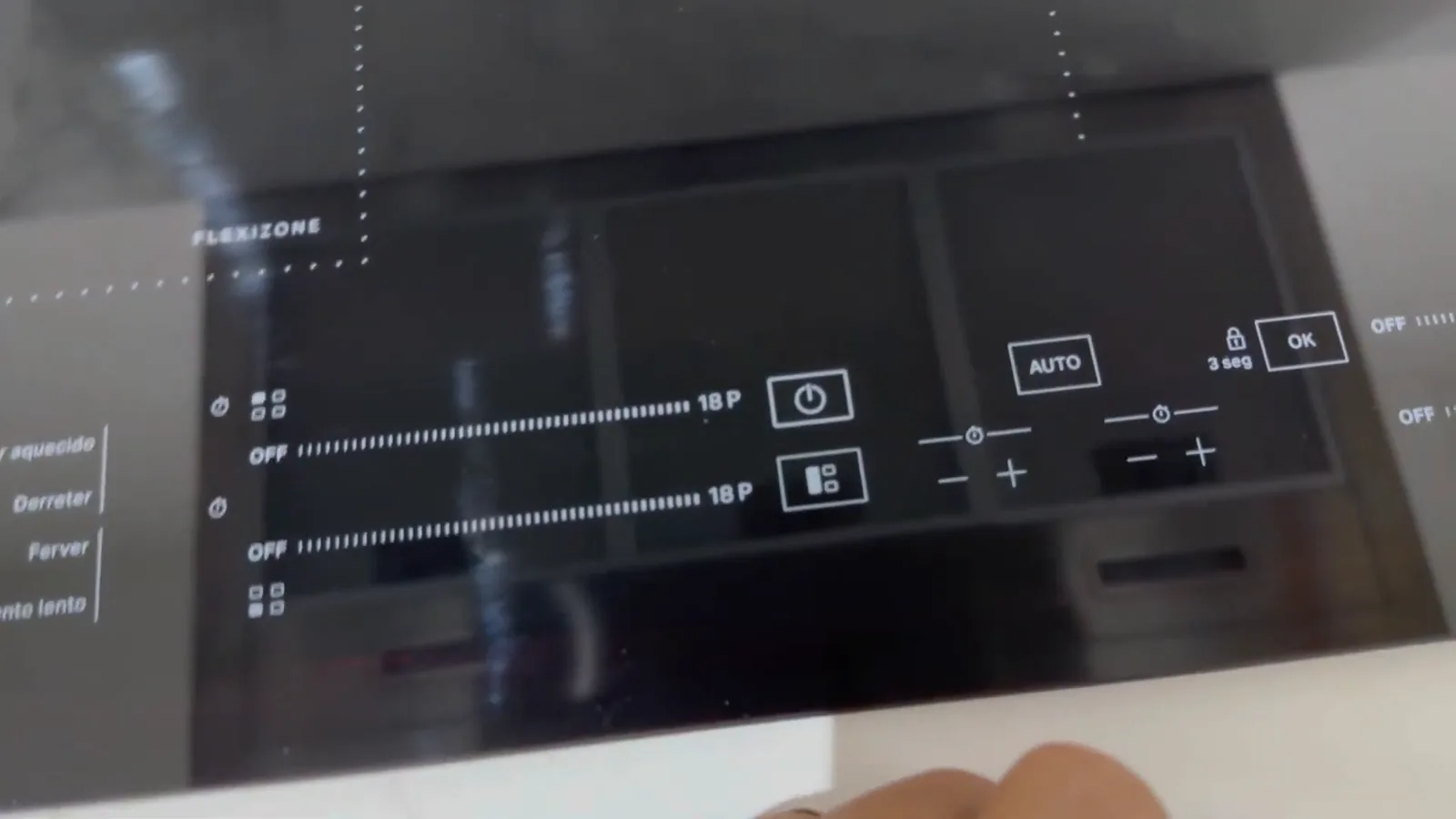 Painel touch do cooktop de indução com controles e funções iluminadas