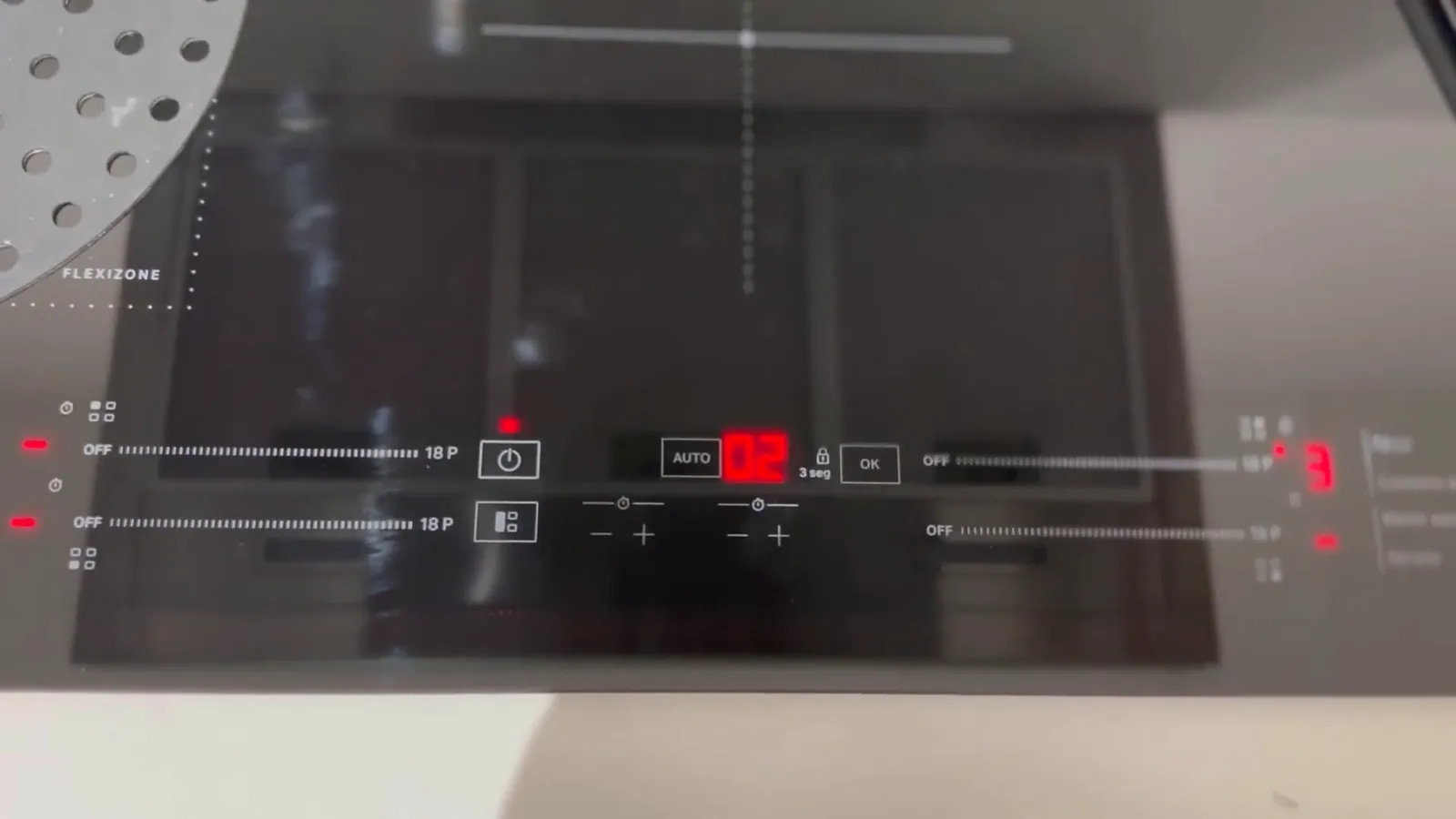 Cooktop de indução Brastemp em funcionamento com panela e timer ativo