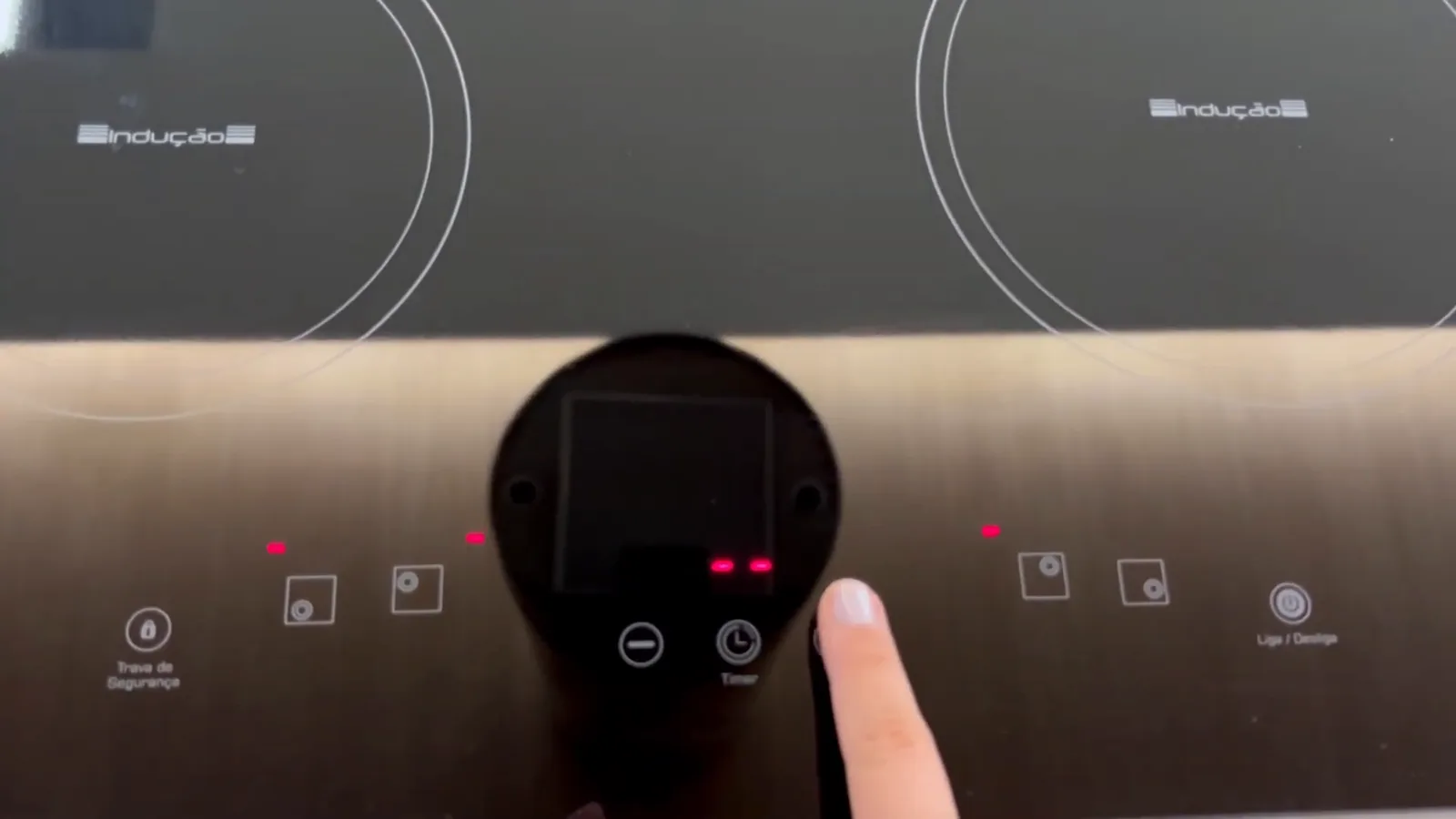 Painel touch screen com nível de potência acionado no cooktop