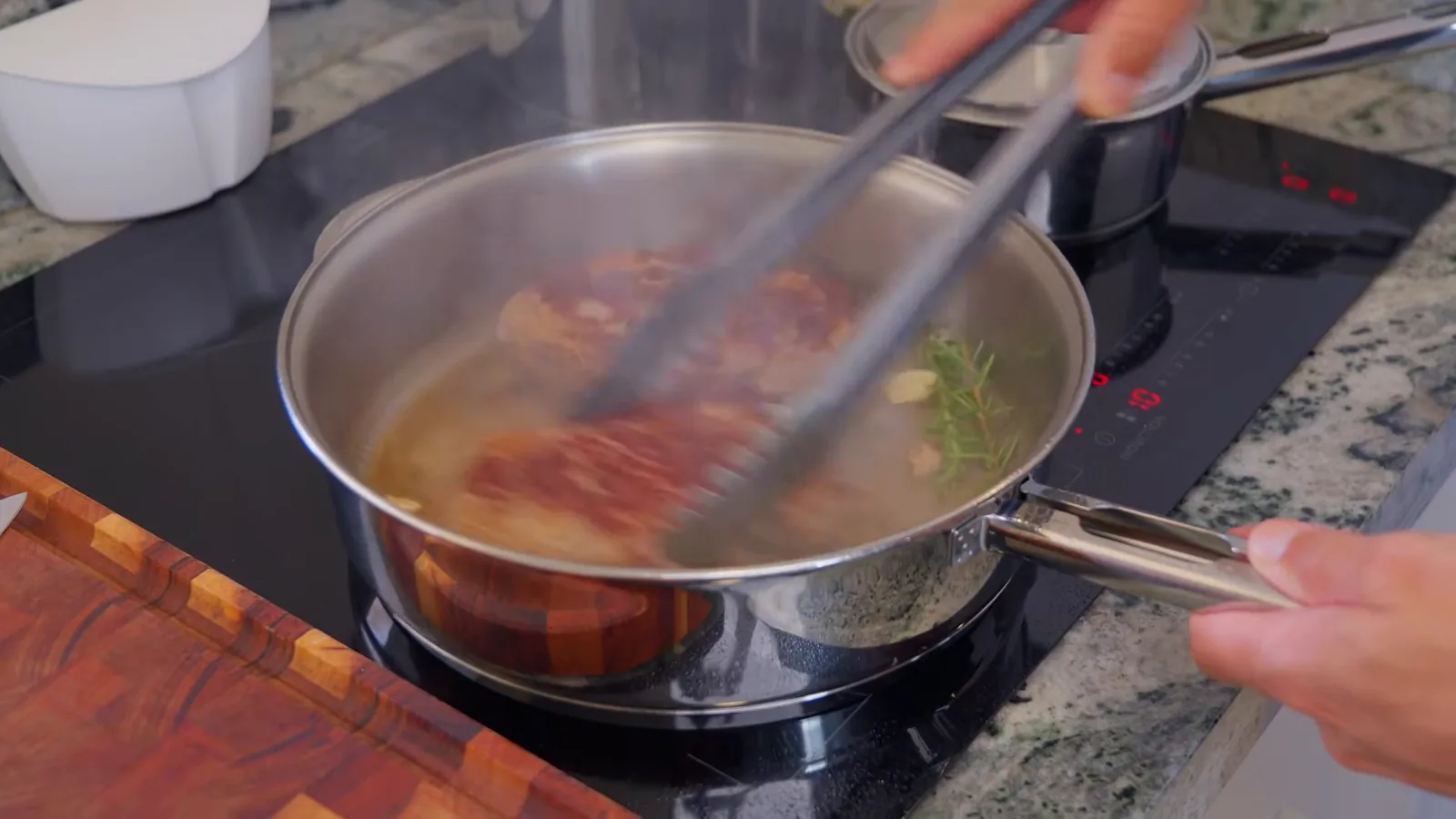 Selagem de carne em frigideira no cooktop Electrolux IE60P