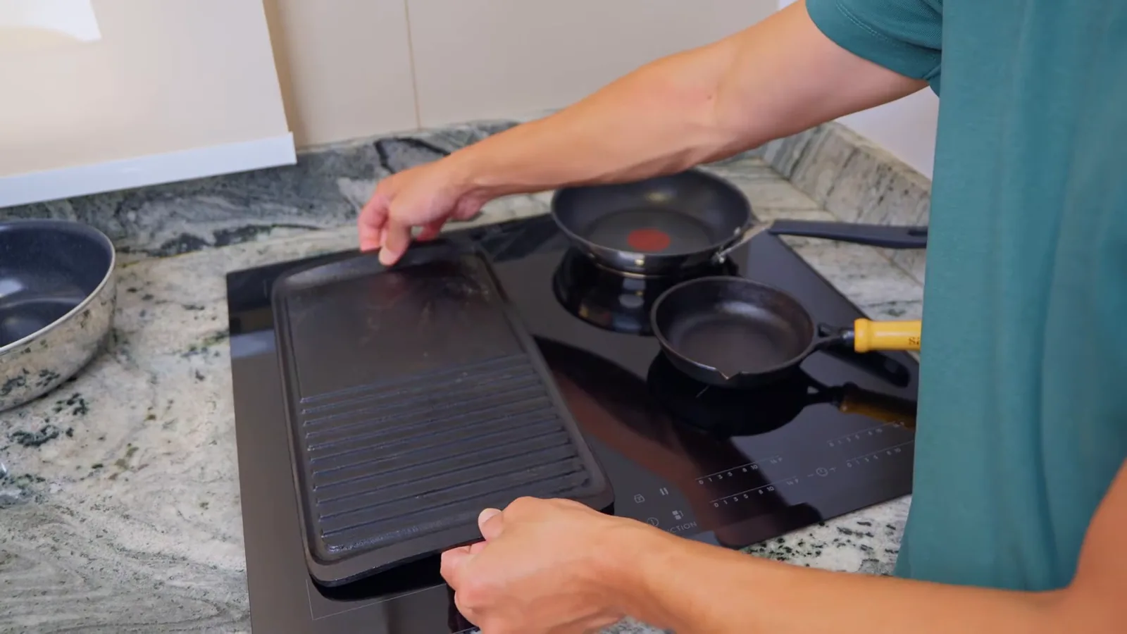 Chapa retangular posicionada sobre a zona Unicook do cooktop Electrolux