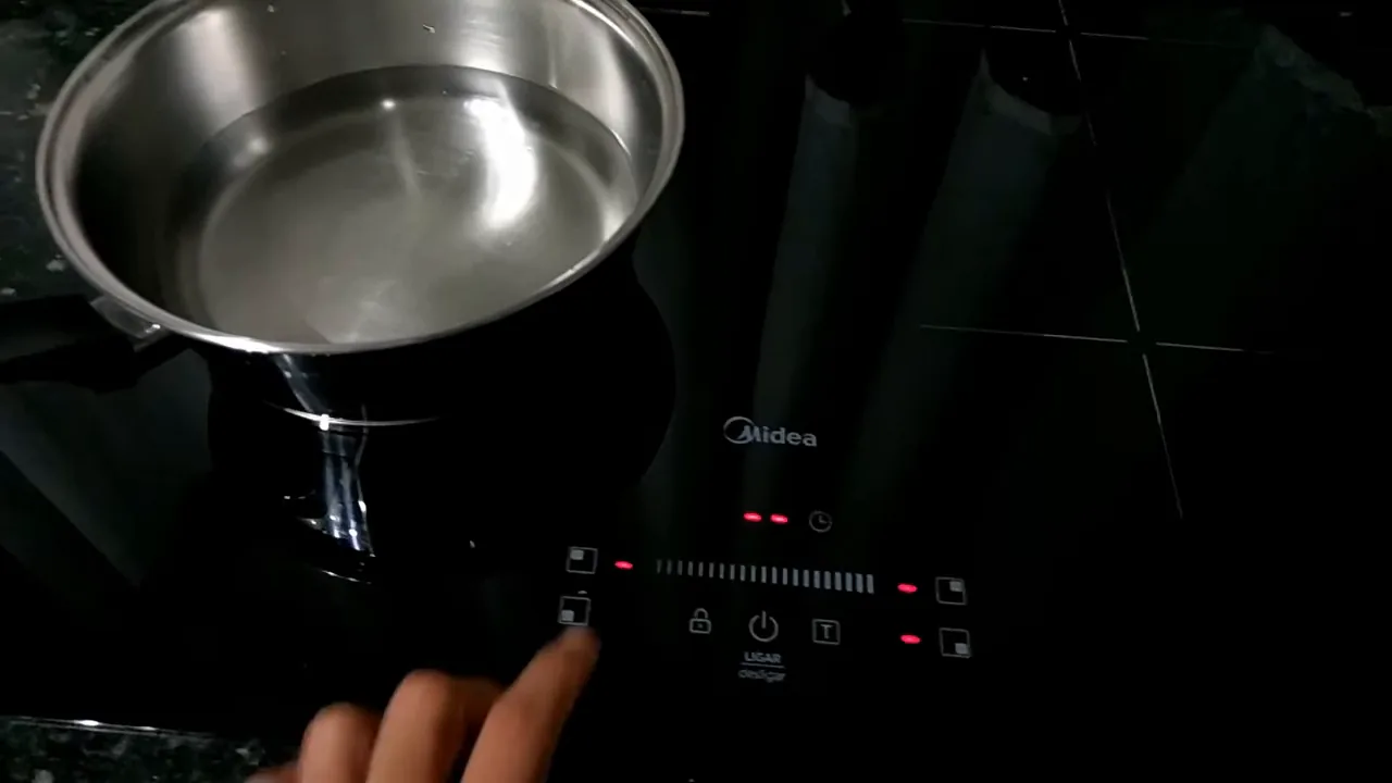 Ajuste de temperatura através da barra deslizante no cooktop Midea