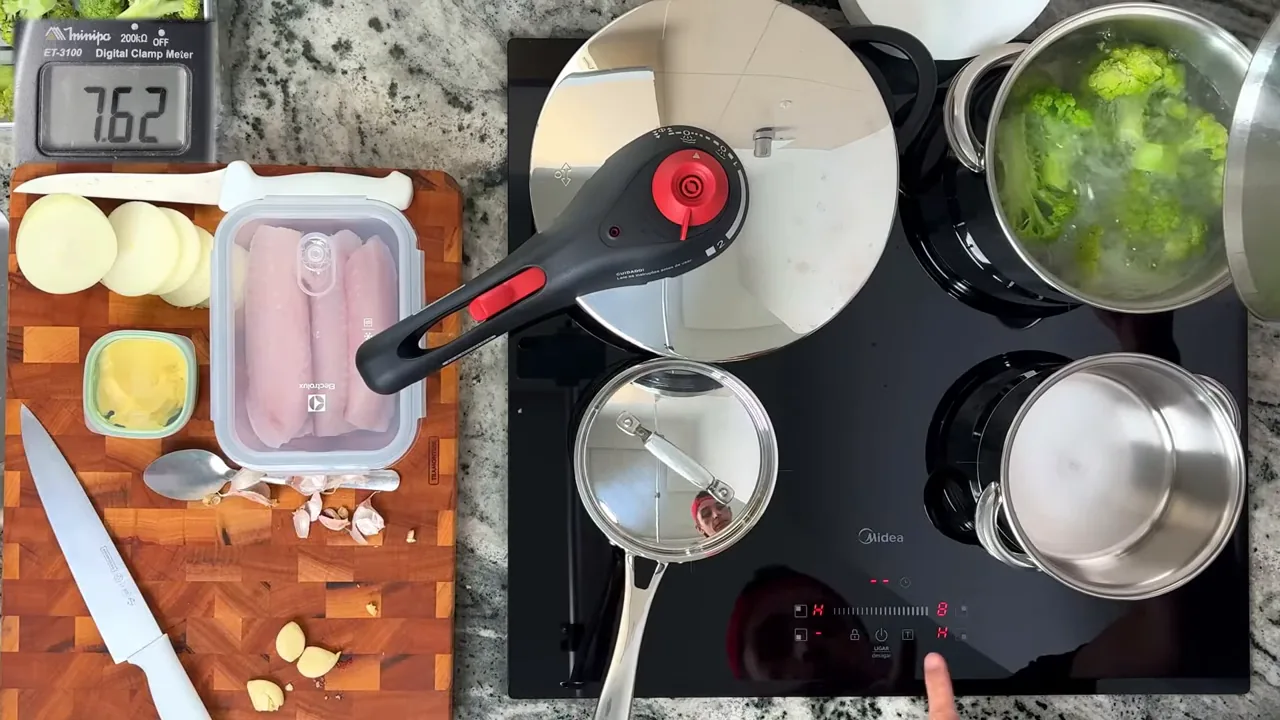 Ajuste de potência e cozimento em panela sobre o cooktop