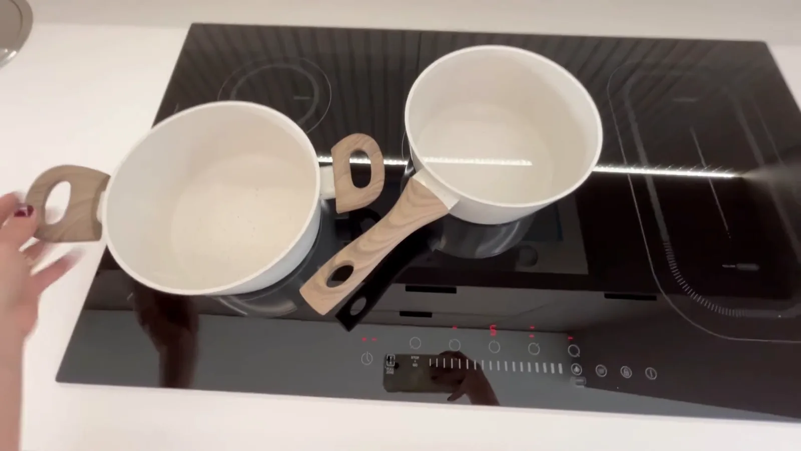 Cooktop de indução EOS com panelas sobre as zonas de aquecimento