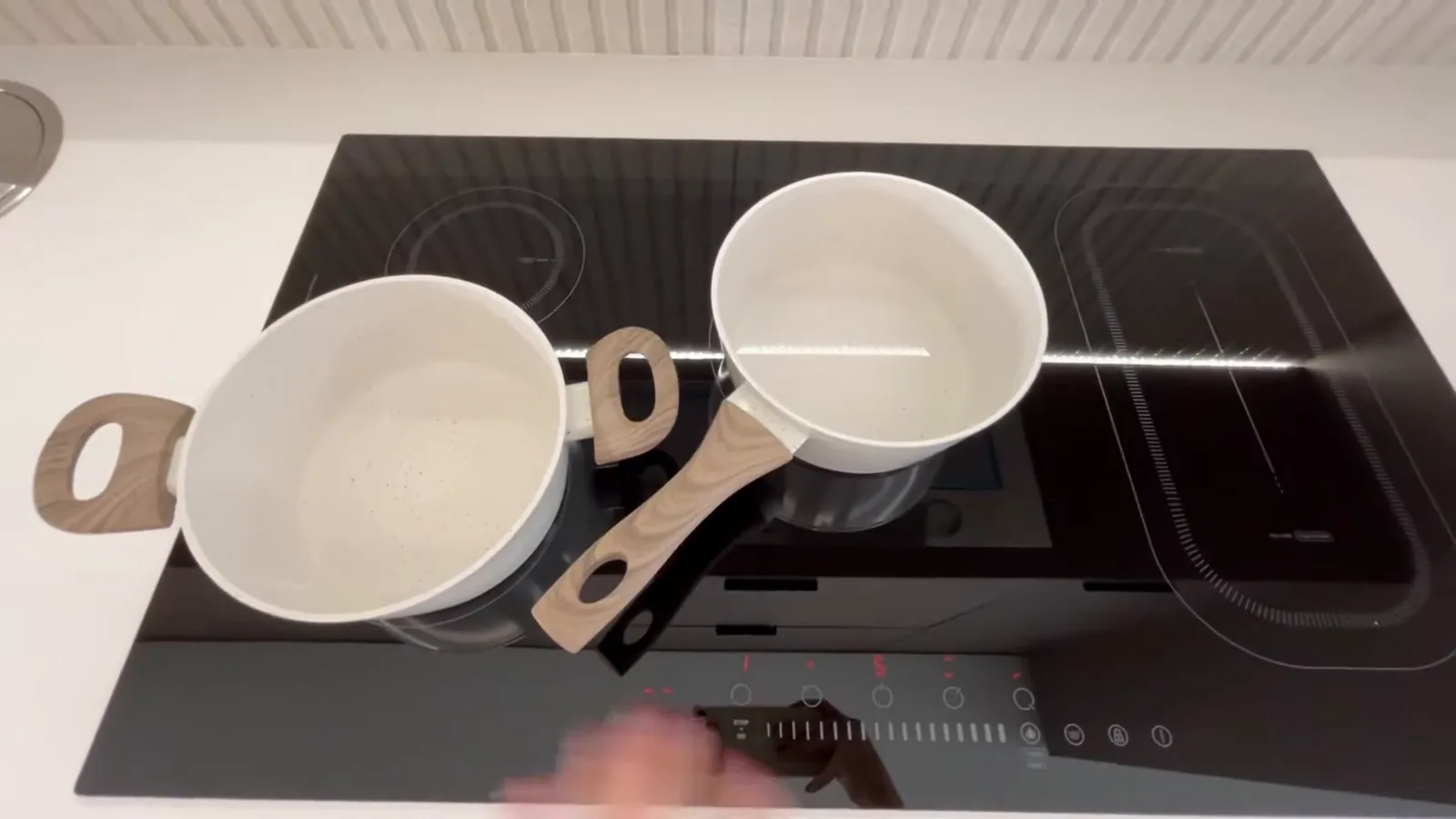 Painel touch do cooktop de indução EOS acionado durante o uso