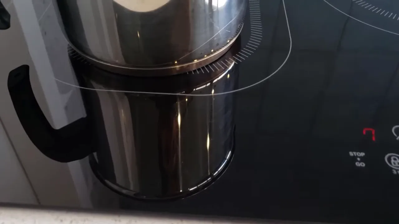 Panela aquecendo em alta potência sobre a superfície de indução