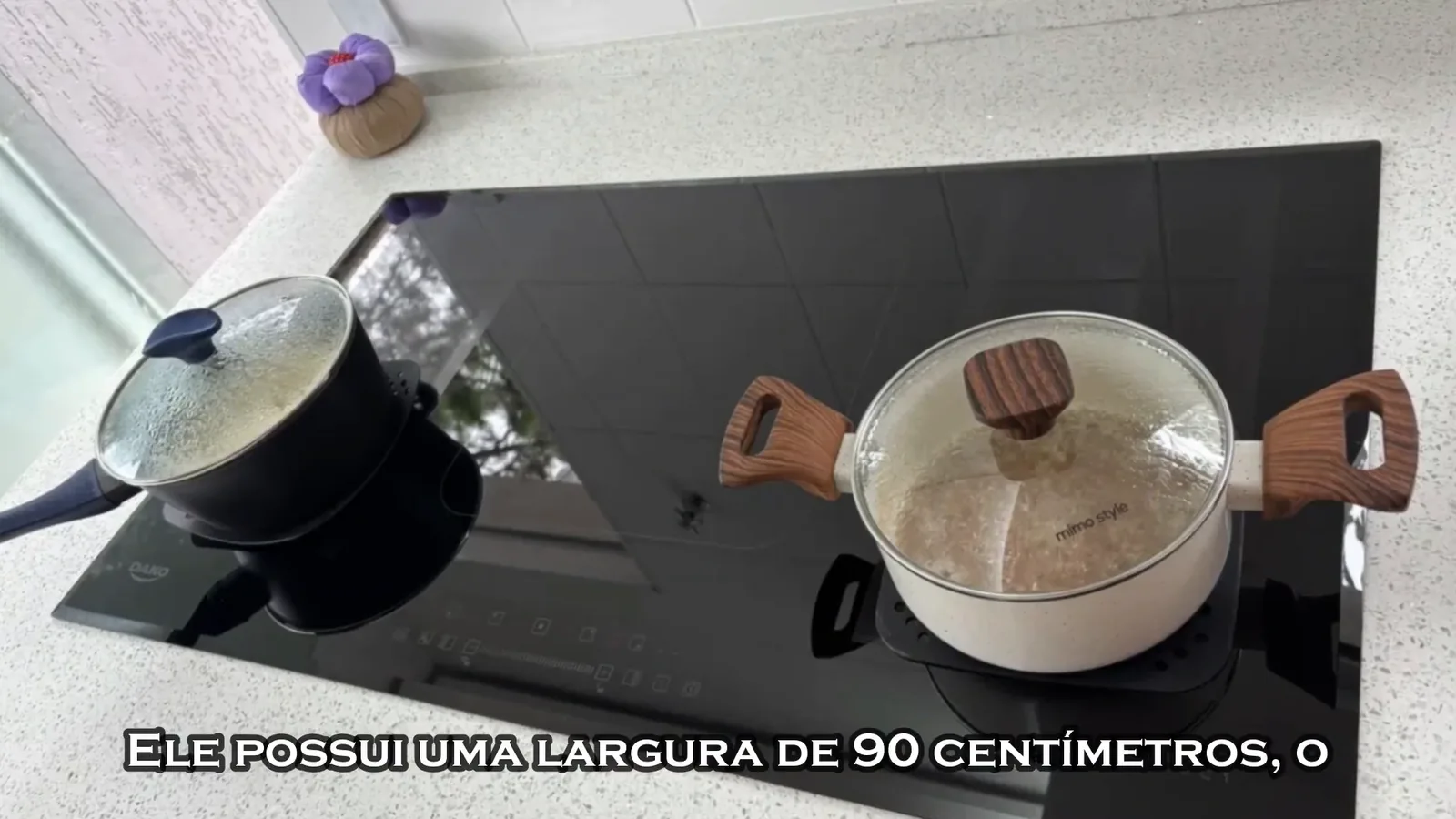 Cooktop de indução Dako Select com panelas em bancada planejada