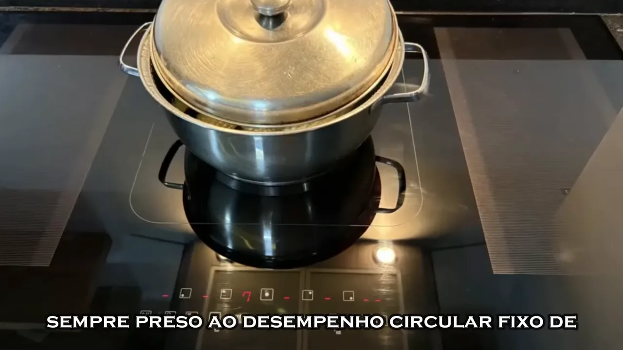 Panela liberando vapor durante fervura rápida no cooktop de indução