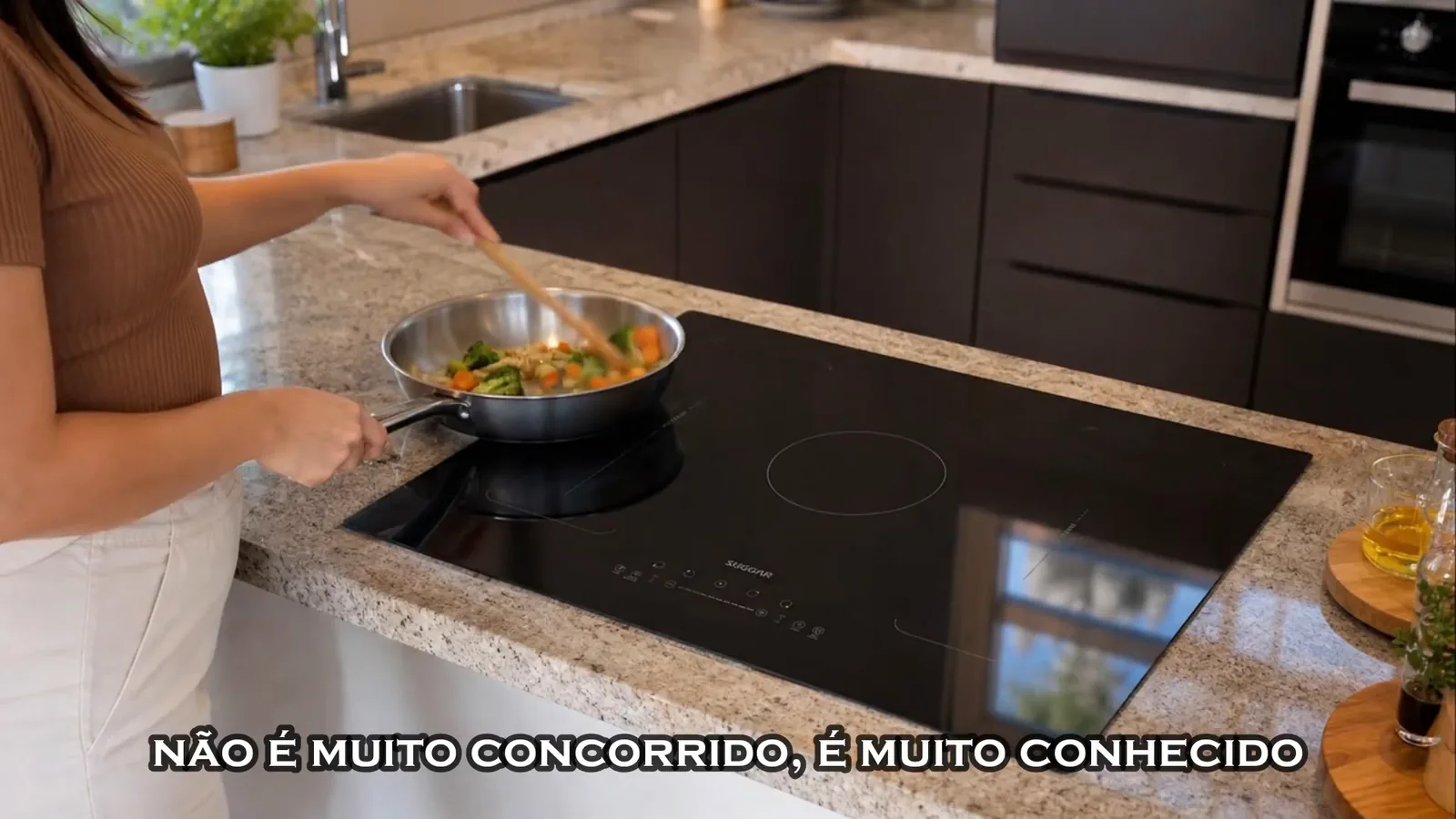 Preparo de refeição em frigideira sobre a zona de indução