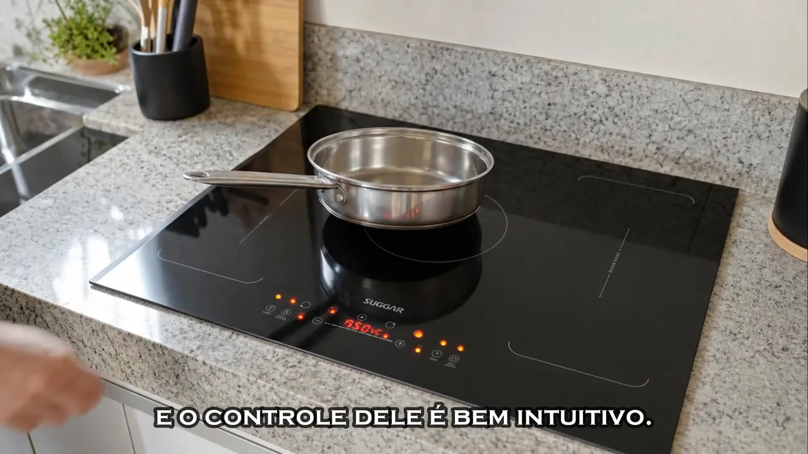 Painel touch do cooktop sendo acionado com panela na zona