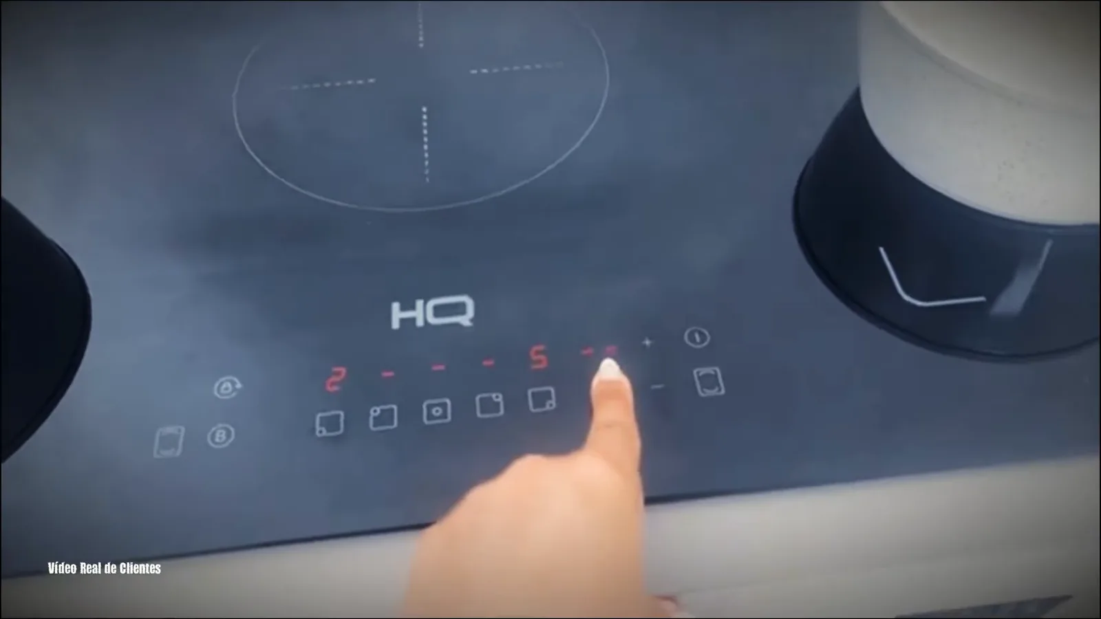 Painel touch do cooktop HQ sendo ajustado durante o funcionamento
