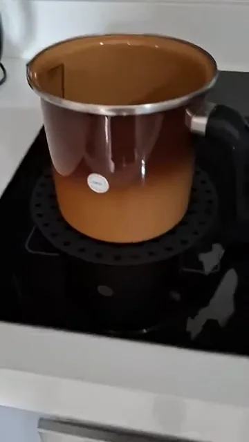Panela aquecendo sobre cooktop de indução HQ em potência ativa
