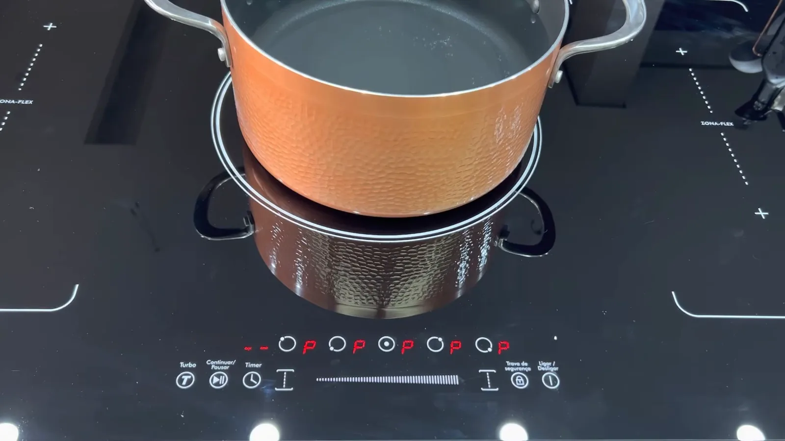 Função pausa acionada no cooktop Philco mantendo os ajustes configurados