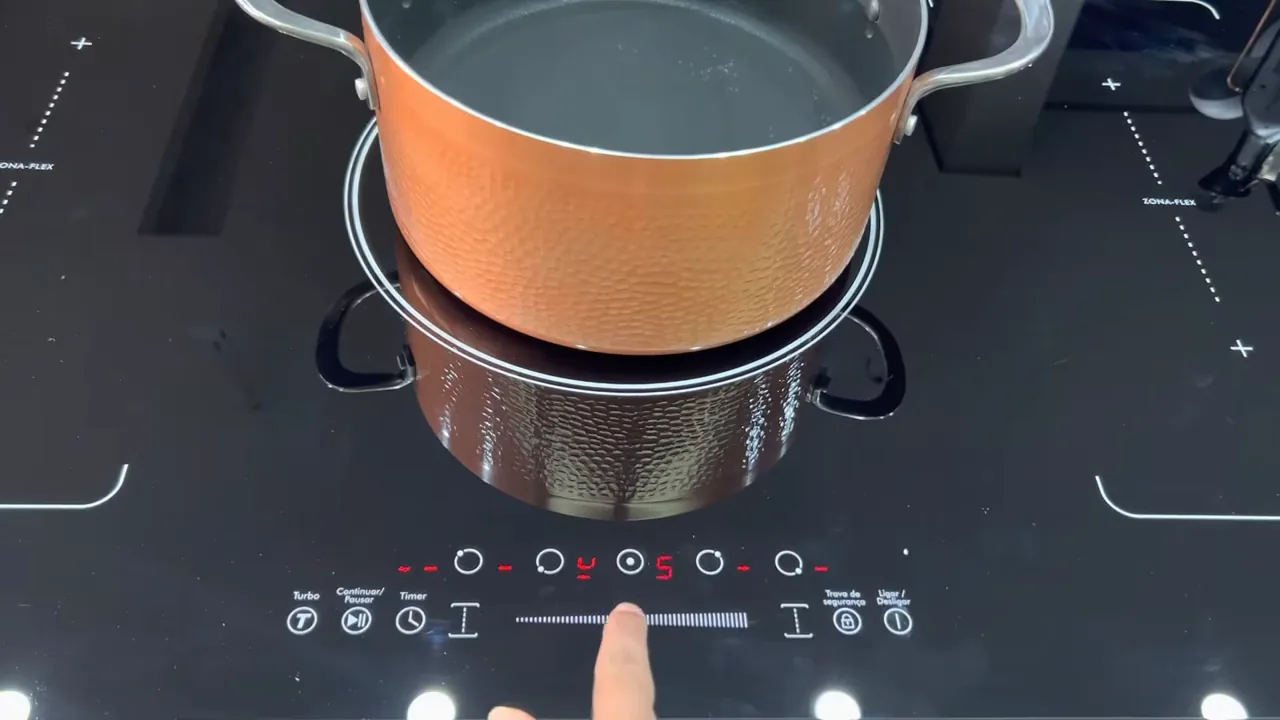 Regulagem contínua de temperatura no painel touch do cooktop Philco