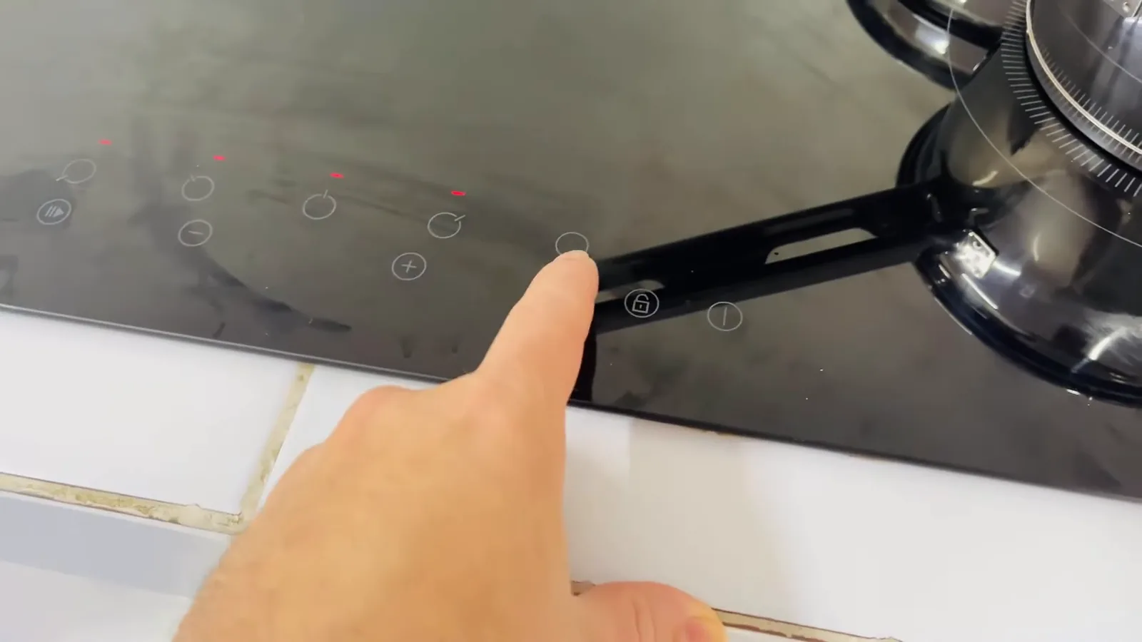 Display digital do cooktop aceso ao selecionar a potência de indução