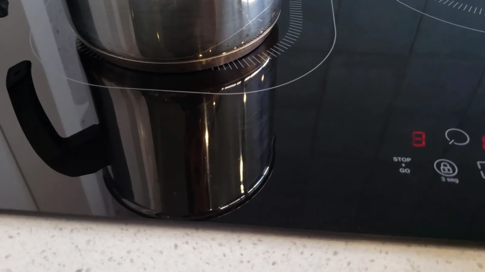 Panela aquecendo sobre a zona de indução com visor digital
