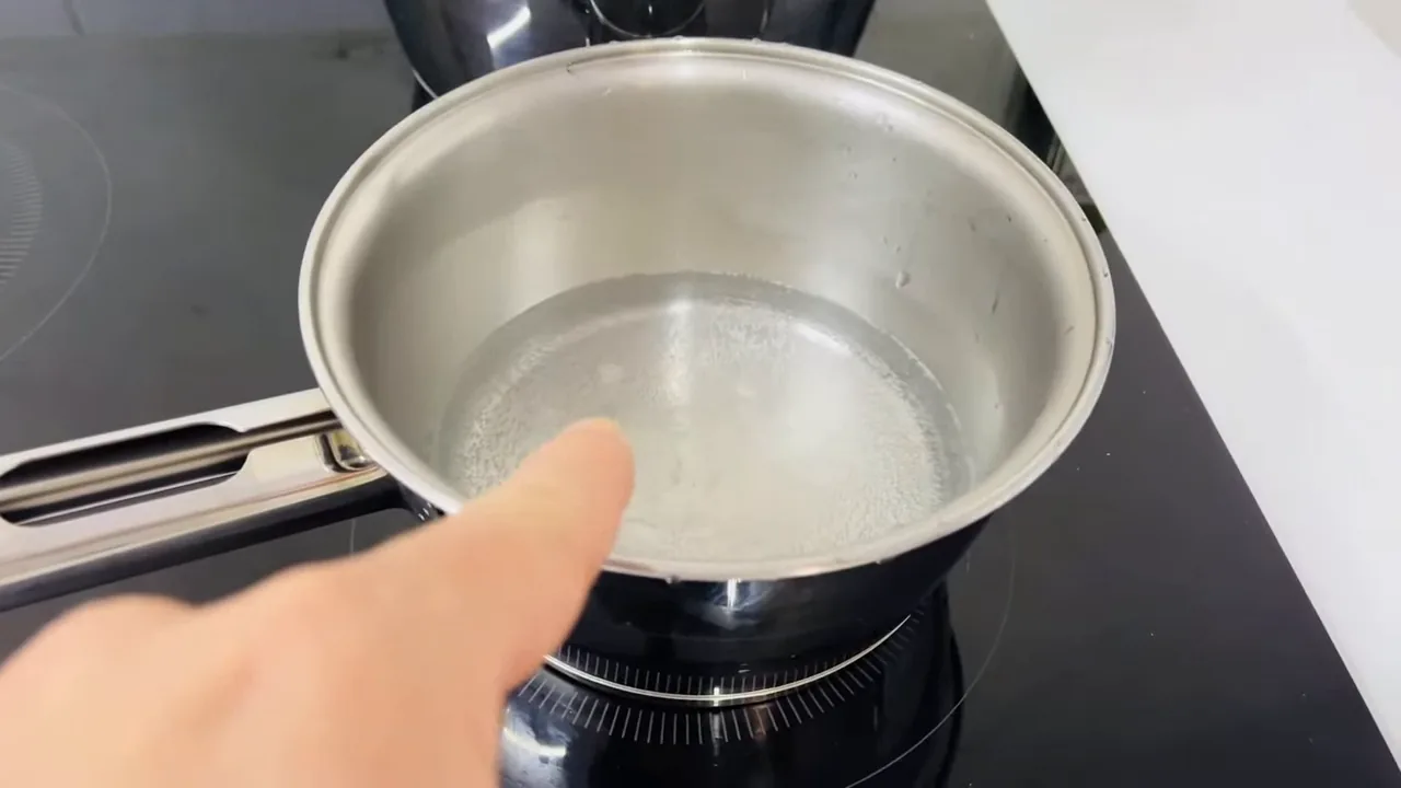 Água em ebulição rápida na panela sobre o cooktop de indução
