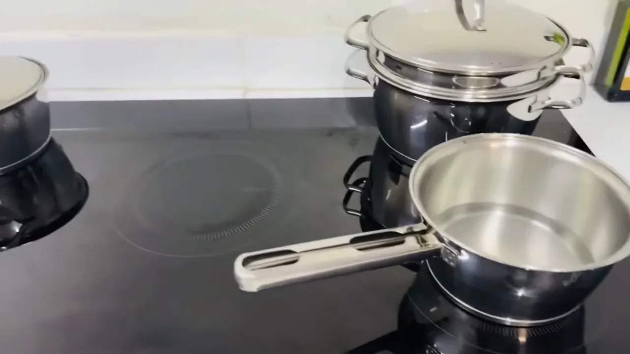 Cooktop de indução em funcionamento aquecendo panela com água fervendo