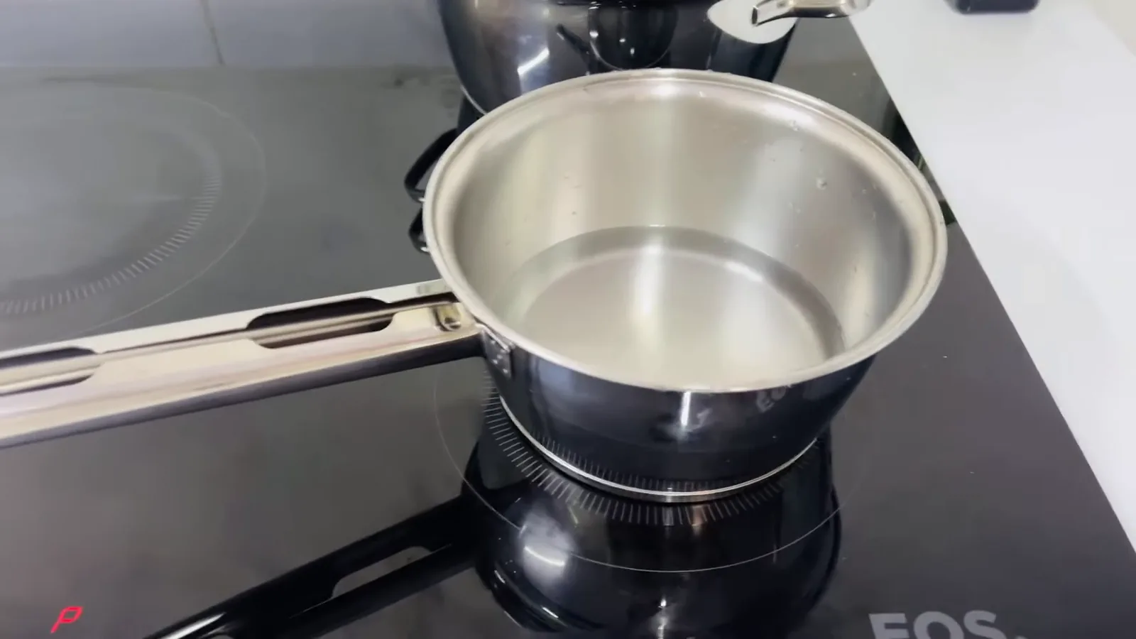 Painel touch do cooktop ativado com nível turbo de aquecimento