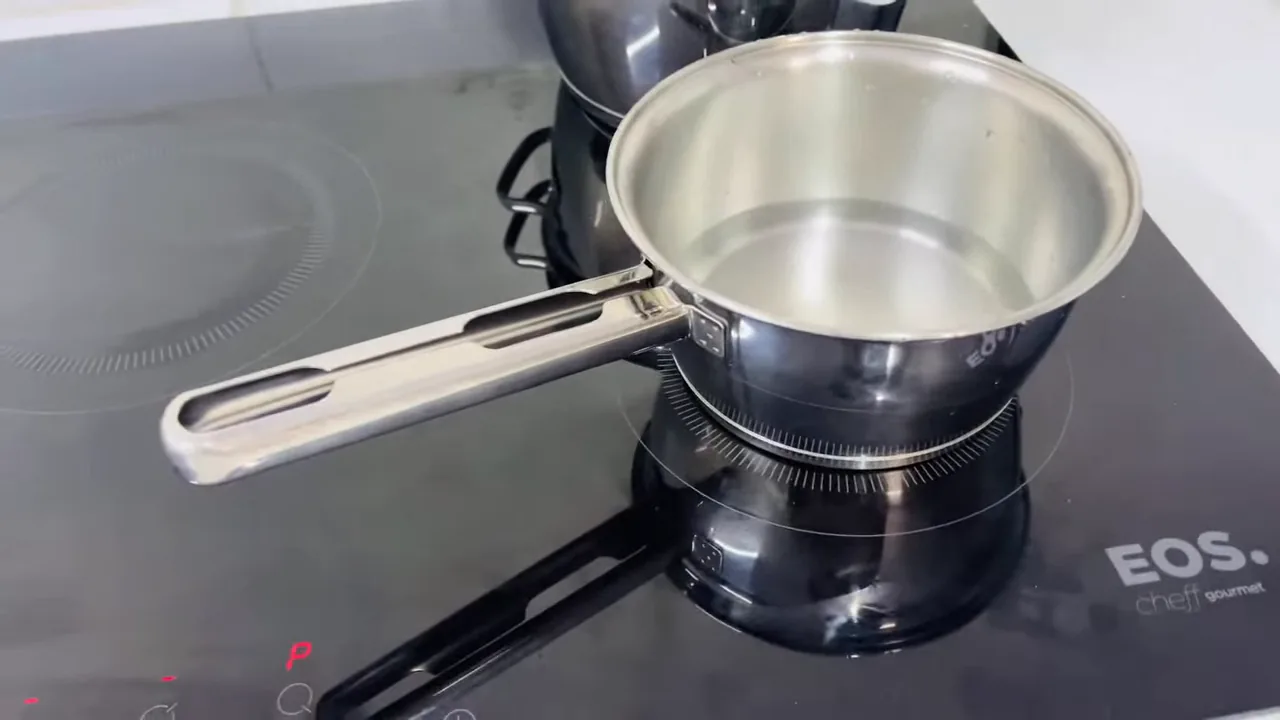 Painel digital sendo acionado na função turbo do cooktop